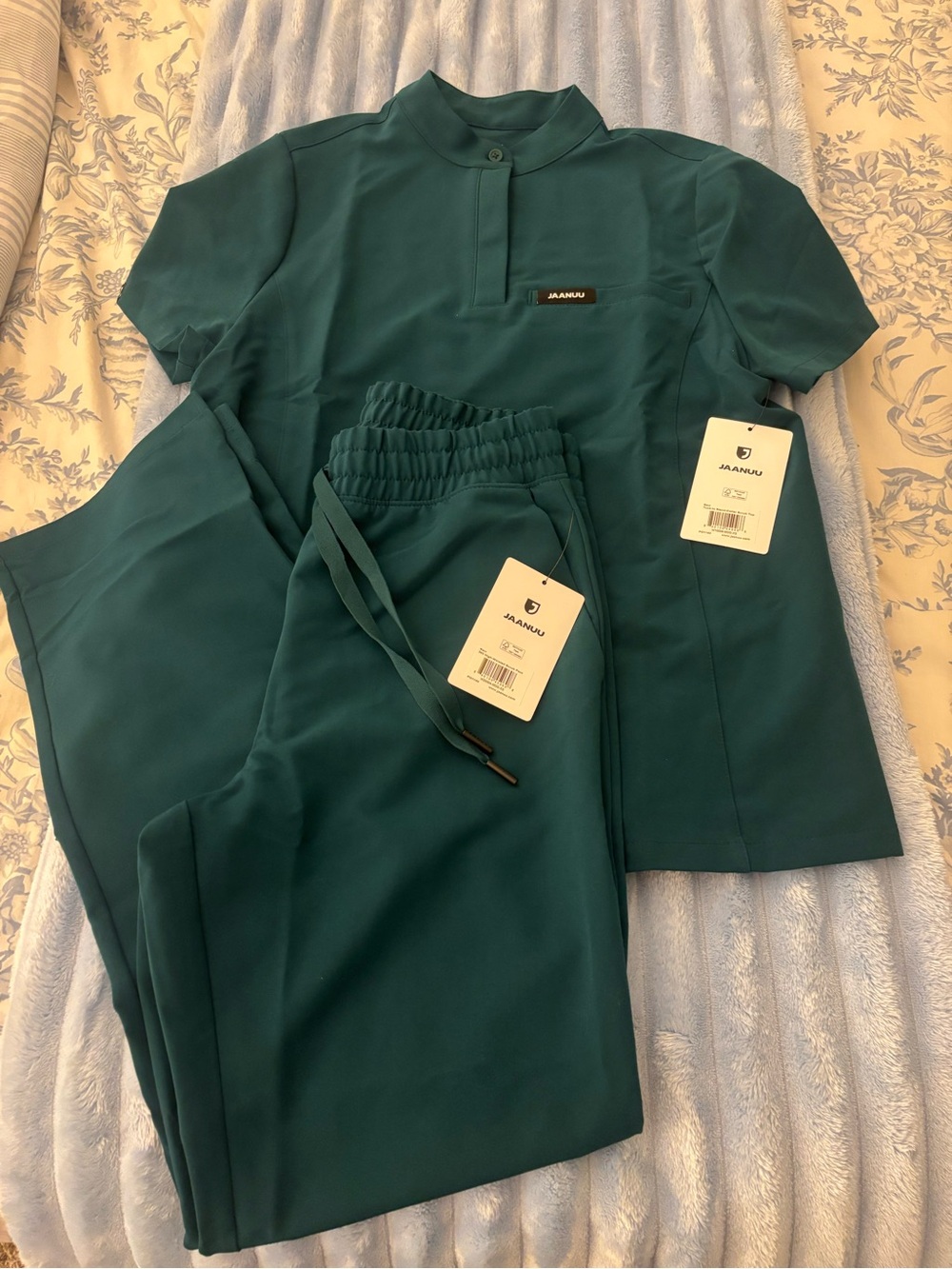 NWT!! JAANUU Women's Blue/Green Scrub Set - Top & Pants XS
